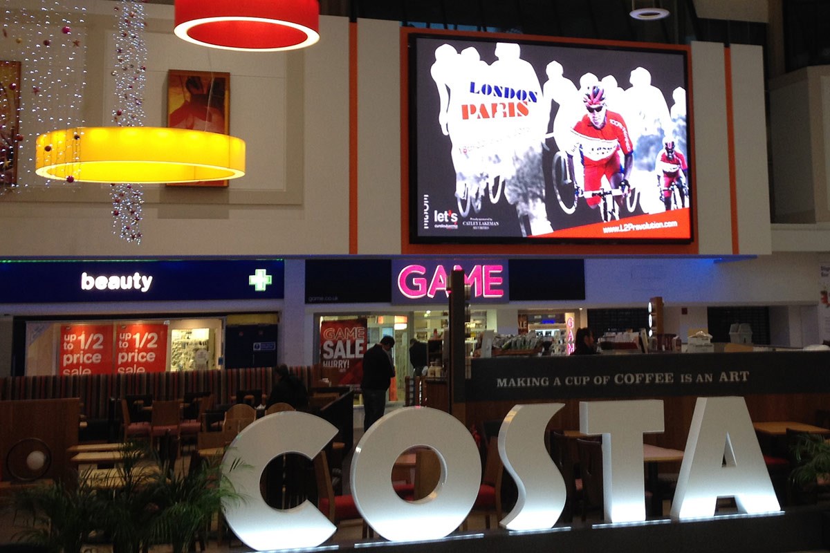 Costa咖啡和大格式广告屏幕